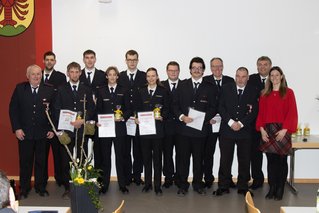 Von links nach rechts: Roland Vetter, Samuel Ehrmann, Niklas Antes, Nino Scherz, Anna Ehrmann, Michael Bauer, Isabell Hüttner, Paul Friedl, Metin Can Icik, Heiko Spieler, Daniel Eißen, Martin Kett, Bürgermeisterin Annemarie Mürter-Mayer Hauptversammlung_FFW