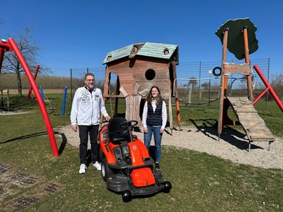 Aufsitzrasenmäher für die Spielplatzgemeinschaft Bergbronn (JPG) Aufsitzrasenmaeher_-_Spielplatzgemeinschaft_Bergbronn_e